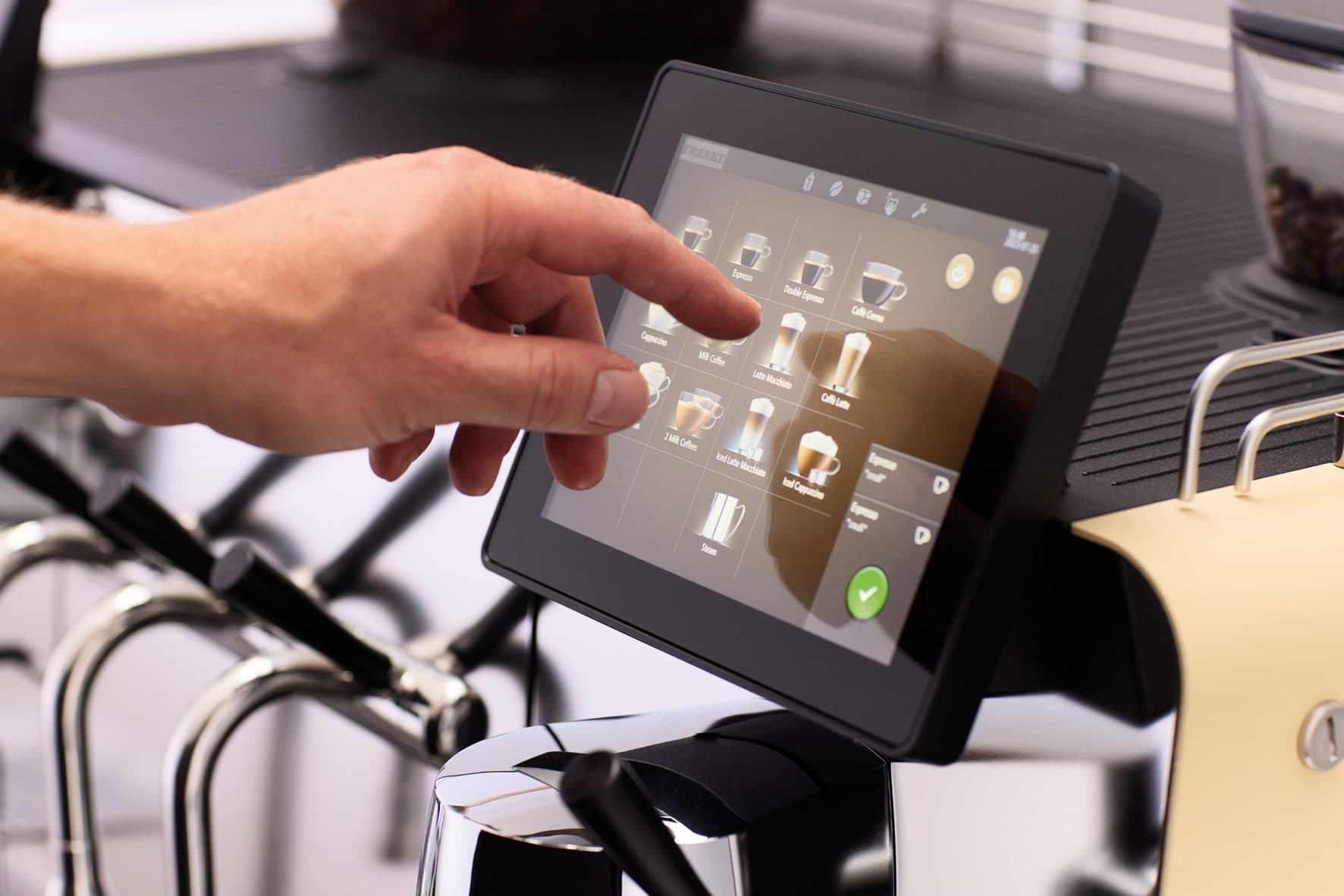 Ecran touchscreen Franke cu varietate de băuturi disponibile