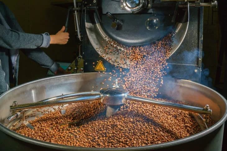 Cafea proaspăt prăjită: ce înseamnă și de ce se simte la birou