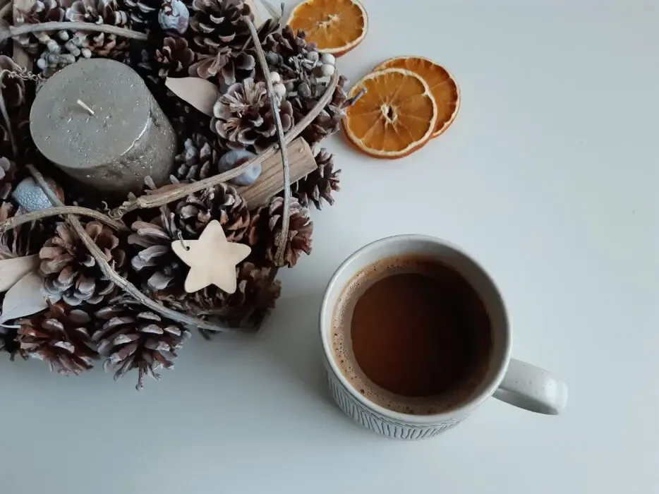 Magie la birou: Cum să creezi o atmosferă caldă și festivă de sărbători