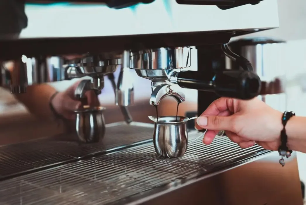 Cum să alegi espressorul perfect pentru birou: Tipuri, utilizare și funcții importante