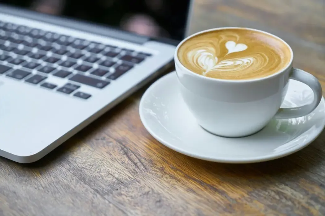 Ghidul iubitorilor de cafea: Cum alegi aroma, tăria și mixul potrivit pentru birou