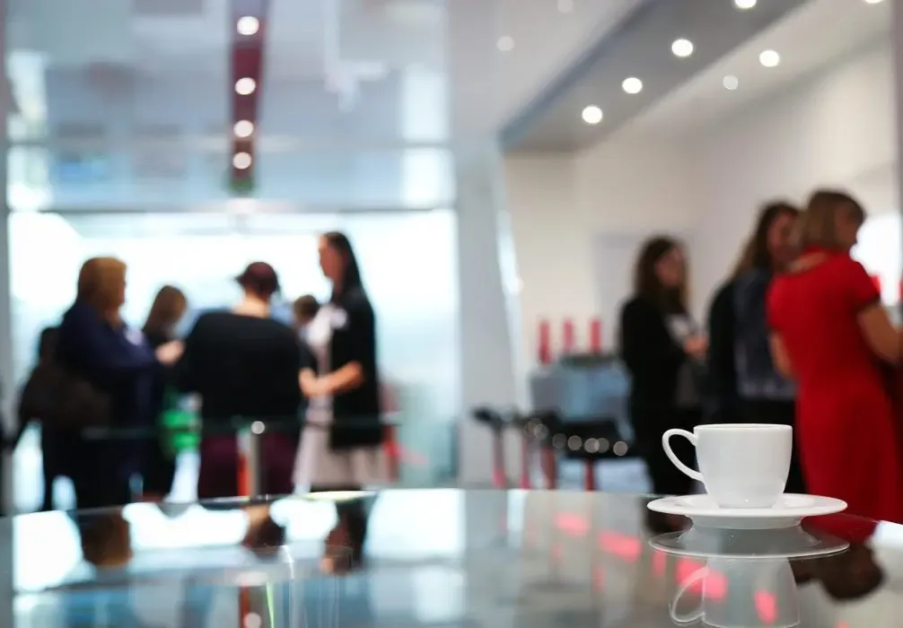 Sofisticat, dar simplu: Schimbări în preferințele de consum a cafelei la birou